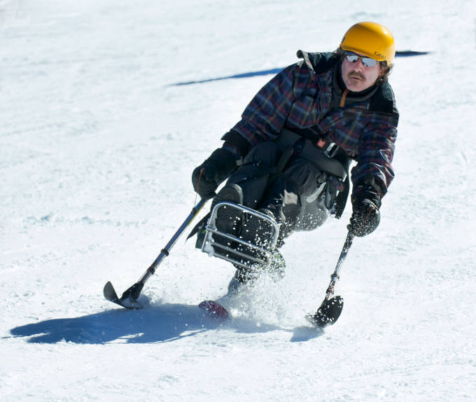 Mono ski with outriggers for the paraplegic skier